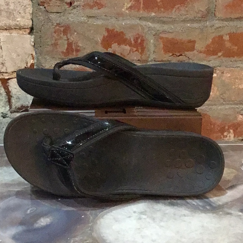 Vionic black women’s flip flops